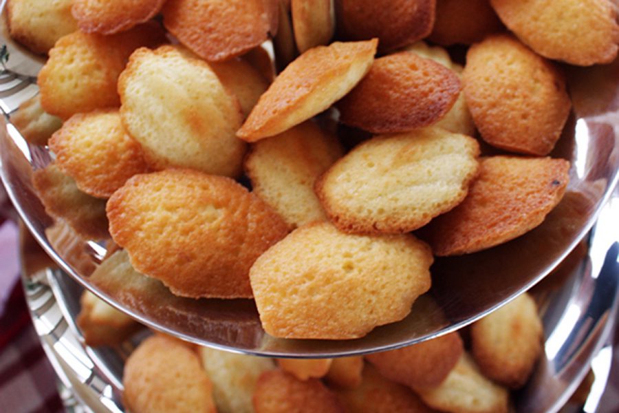 Classic French madeleines cookies. Food recipes with photos and instructions.