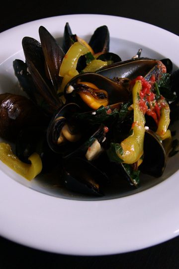 Greek mussels. Delicious recipes from famous chefs.