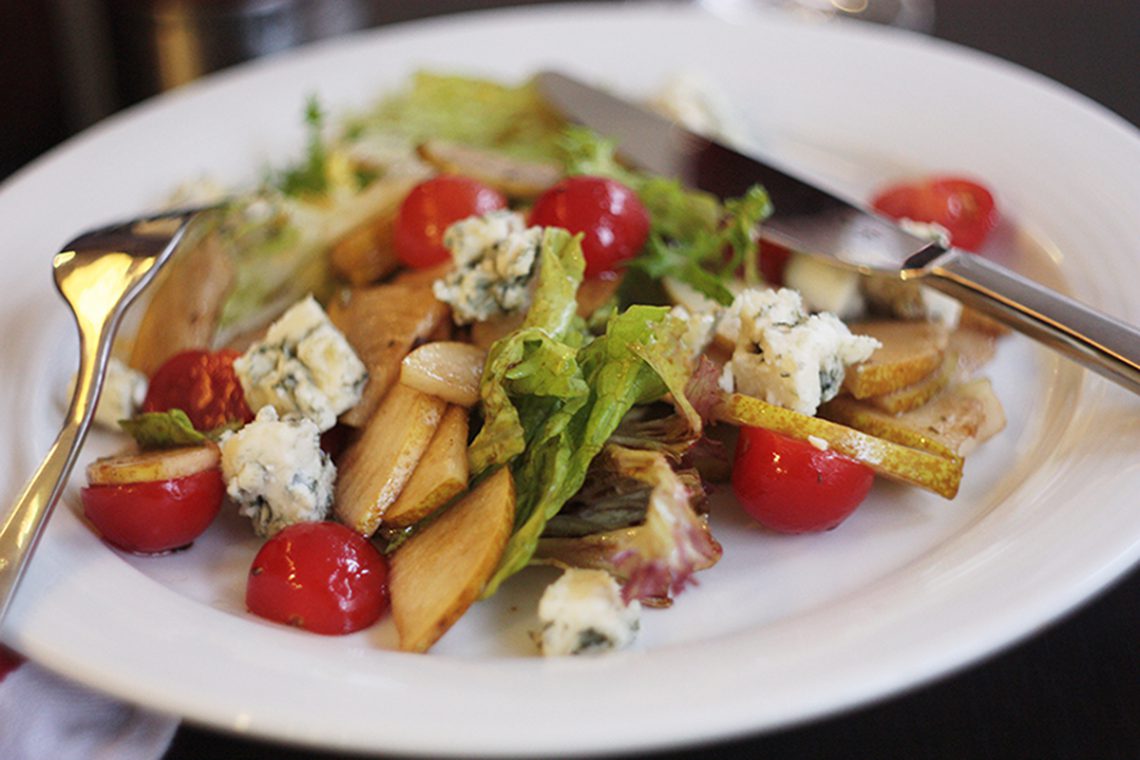 Roquefort salad with pears and French dressing. Step by step picture recipes in cooking blog.