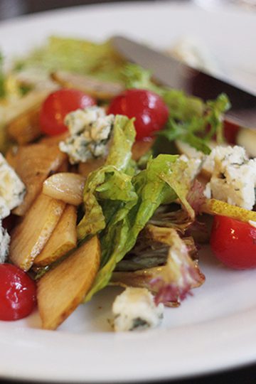 Roquefort salad with pears and French dressing. Step by step picture recipes in cooking blog.