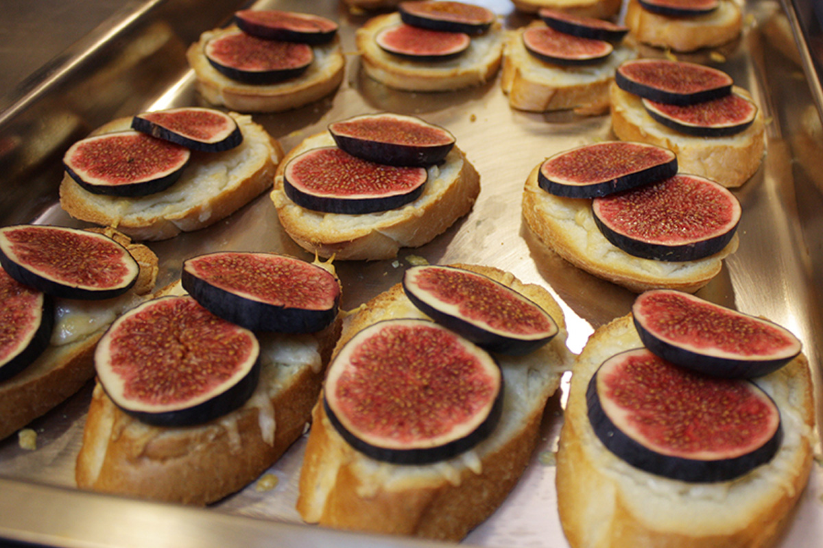 Fig and goat cheese canapés with lavender honey. Step by step recipes in Maria Kalenska blog