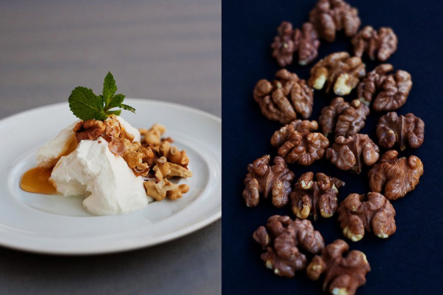Greek yogurt with honey and walnuts, or Yiaourti me meli. Step by step recipes in Maria Kalenska blog