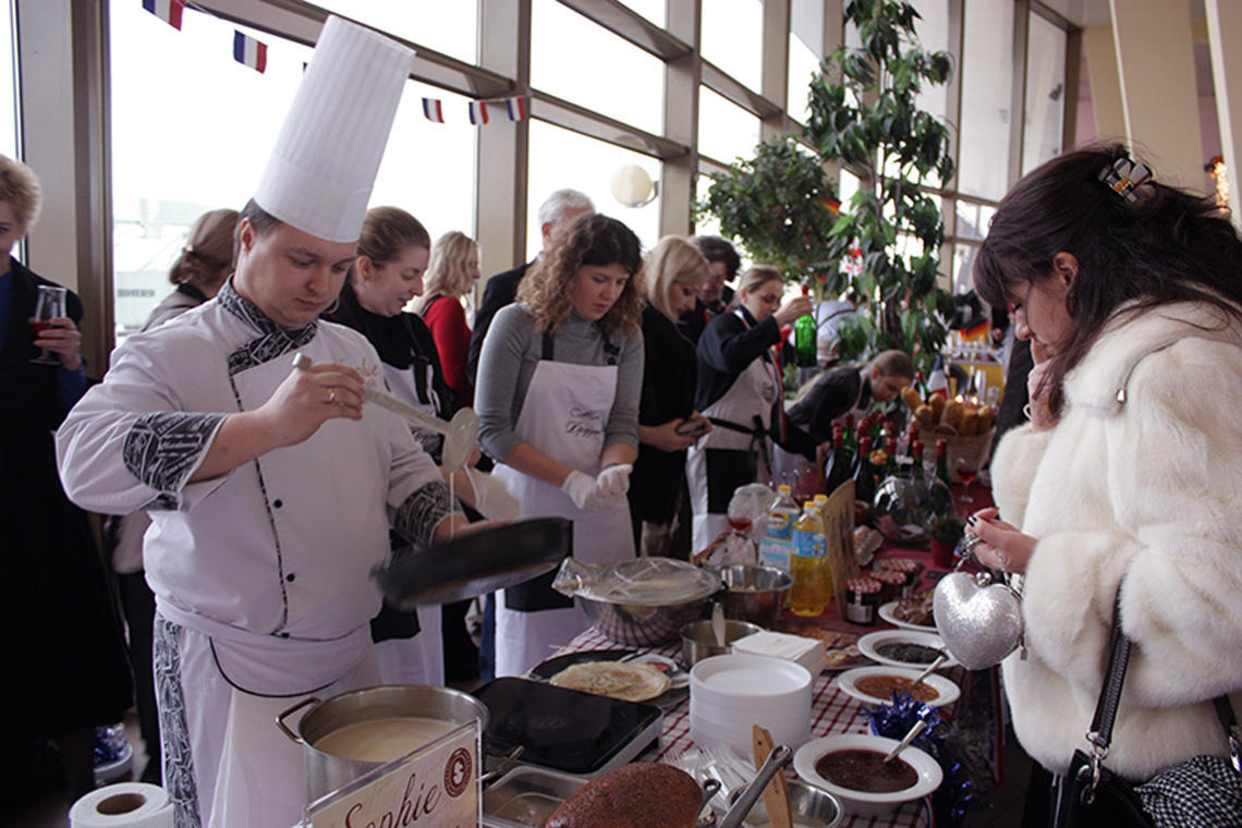 How to cook crepes. Charity Christmas Fair. Cooking school in Ukraine.