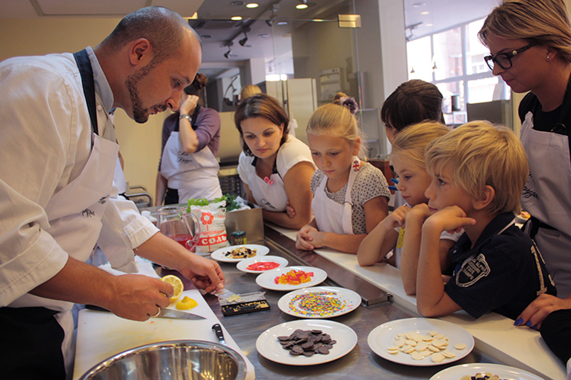Decorating. Cooking lesson for children. Сooking school "My Odessa Cuisine".