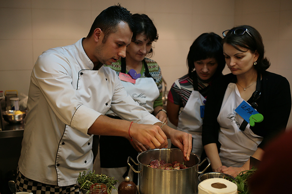Шеф-повар и участники мастер-класса. Урок «Греческая кухня»