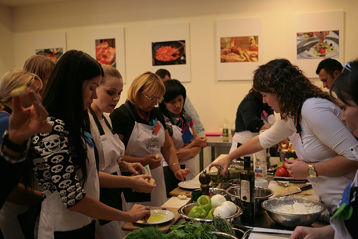 Участники во время приготовления еды. Урок "Греческая кухня"