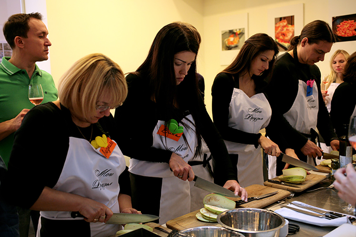 Участники нарезают баклажаны. Блюда греческой кухни