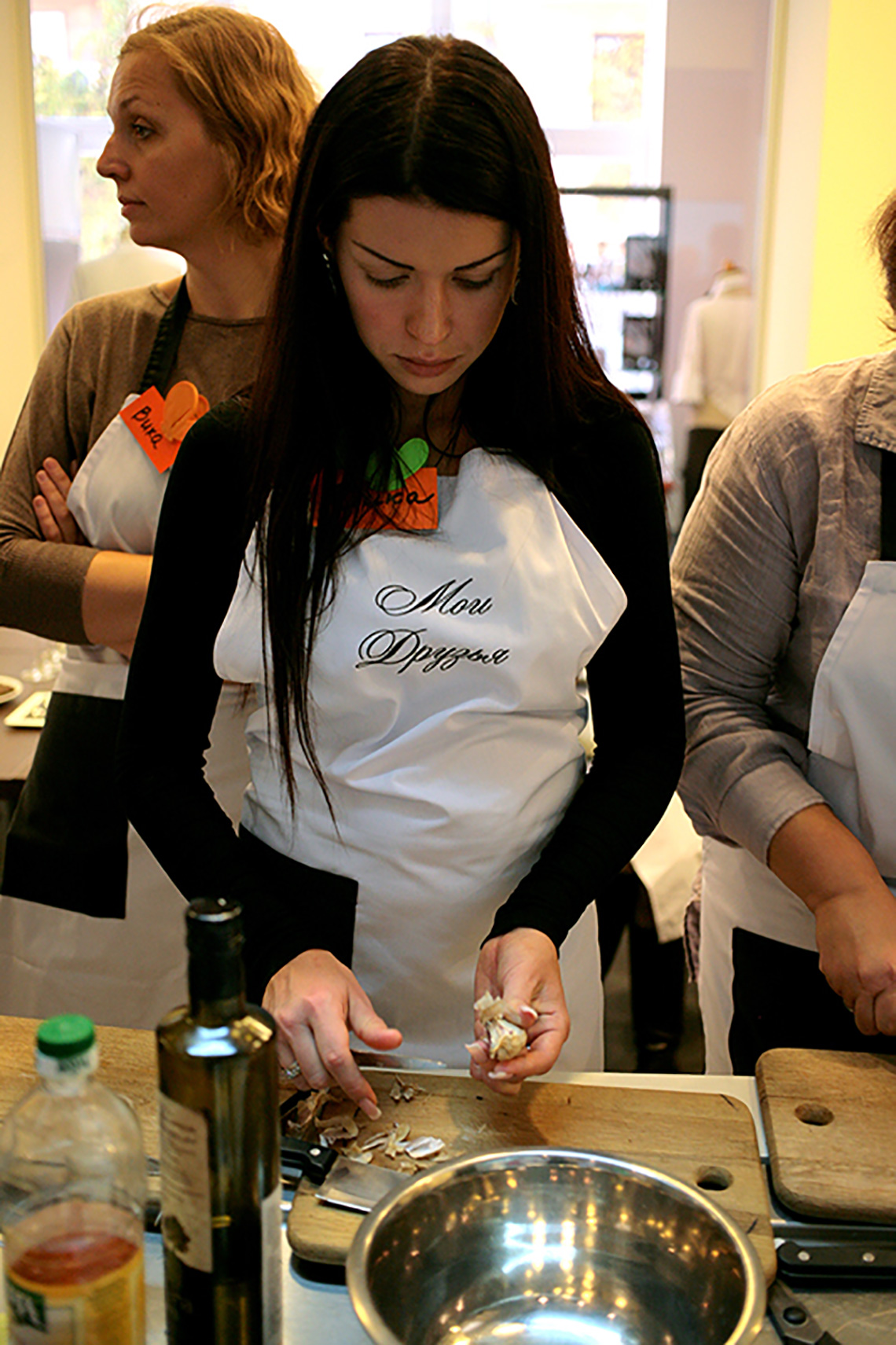 Участники учатся готовить греческие блюда