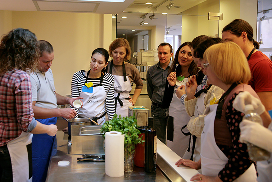 Дегустация оливковых масел на уроке «Греческая кухня». Кулинарная школа «Мои друзья» в Одессе учит дегустировать оливковое масло Mana Gea.