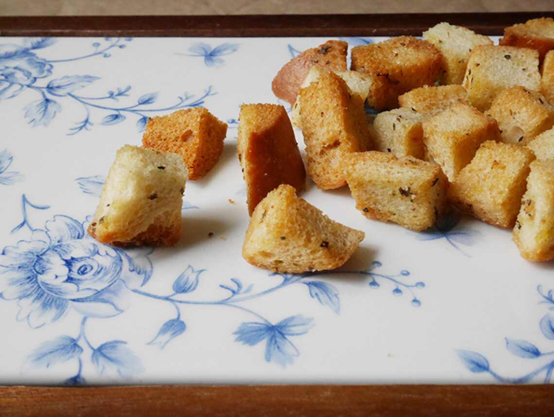 Garlic croutons by uncle Gosha. Easy food recipes in best food and cooking blog