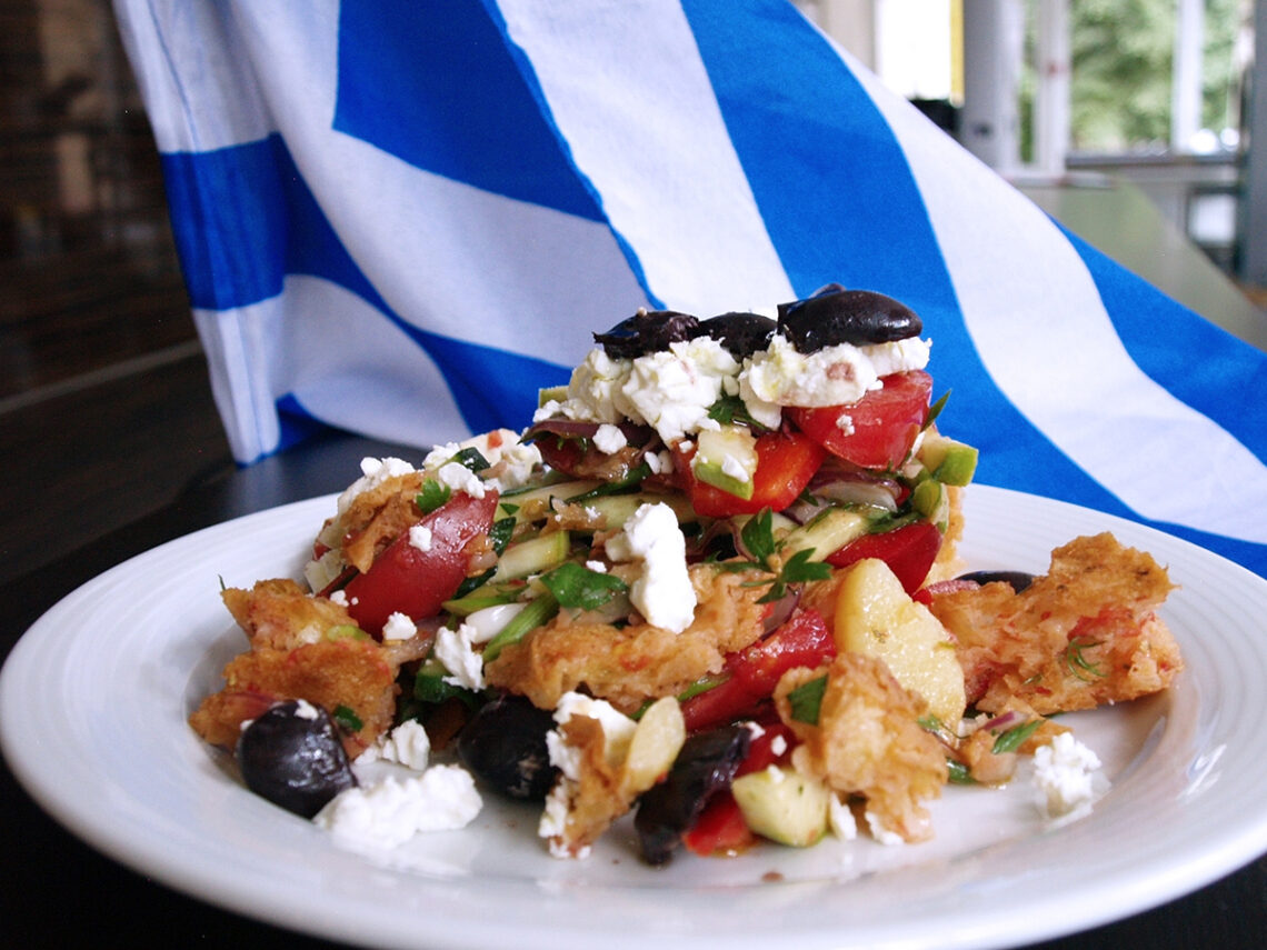 Критский салат со свежим кабачком
