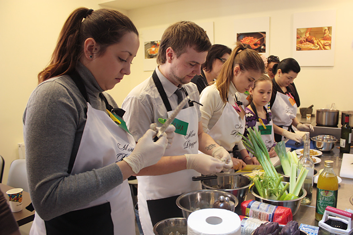 Peeling of vegetables. Course "Culinary Traditions of Northern Italy". Cooking school in Ukraine.