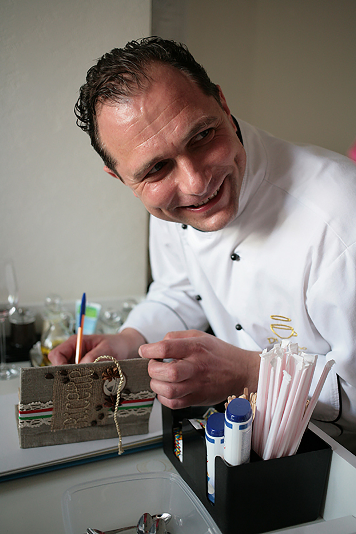 Шеф-повар подписывает подарки участникам. Кулинарные традиции Северной Италии