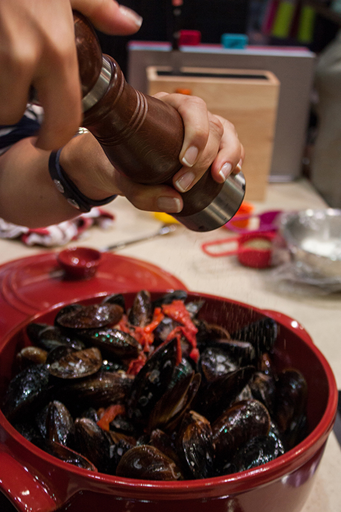 Cooking of mussels. Lesson "Locavore". Cooking class in “My Friends” cooking school.