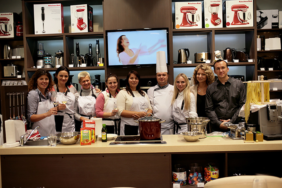 Участники курсов кулинарии для сети магазинов посуды Promenu