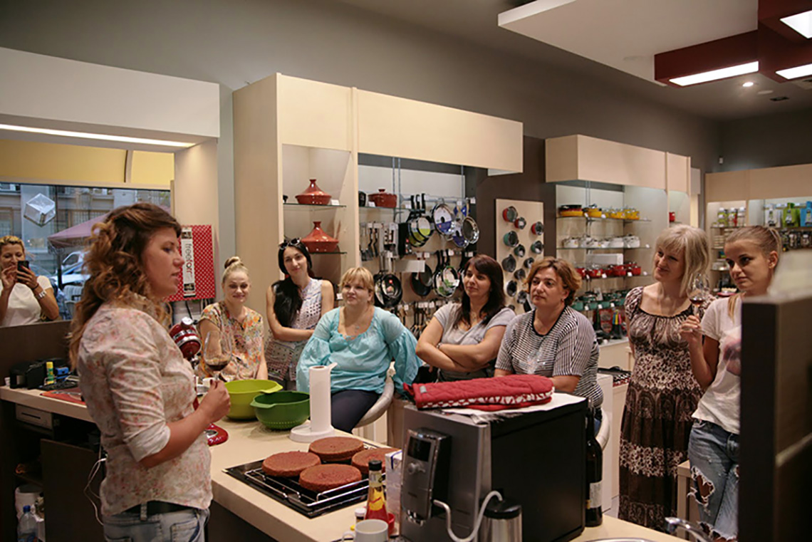 Cream for cake. Lesson Red Velvet Cake. Cooking class at “My Friends” cooking school in Odessa.