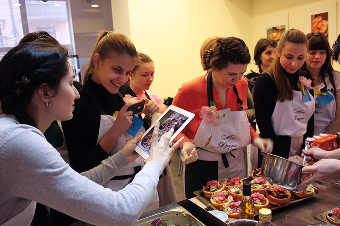 Food plating. Pink lesson. Cooking school in Ukraine.