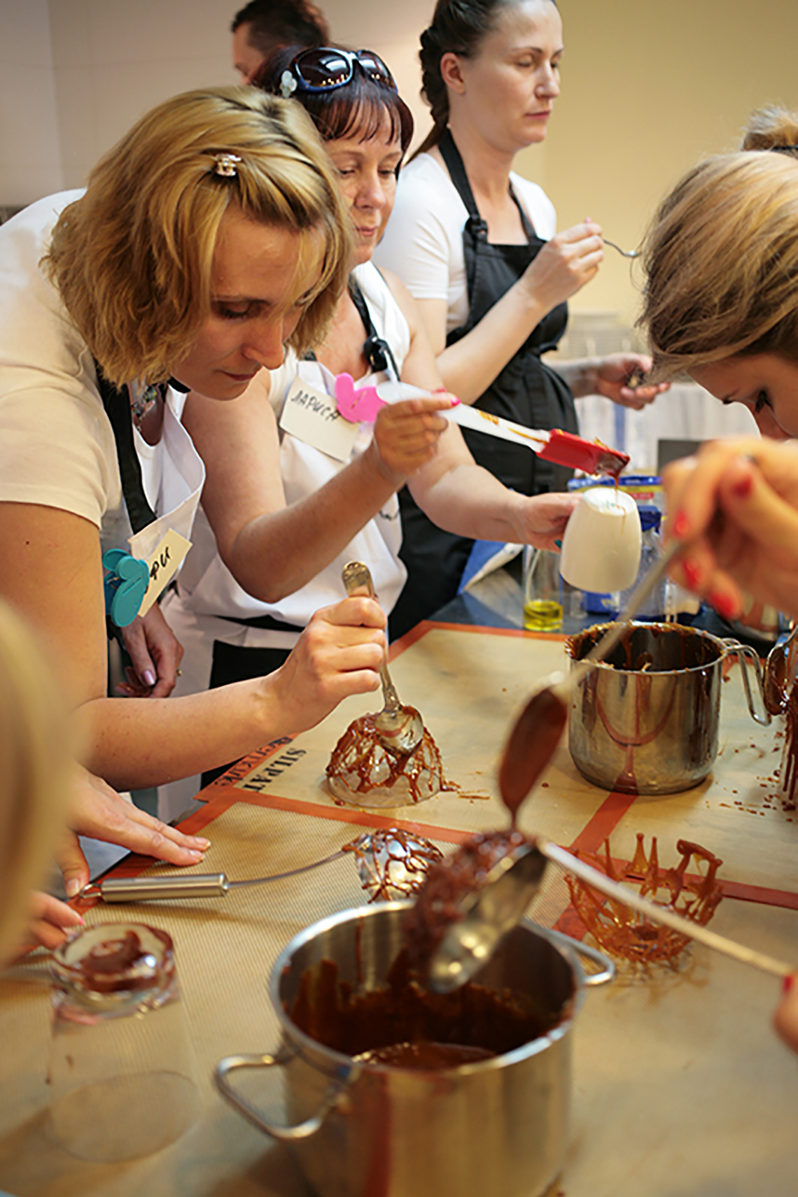 How to make caramel decorations. Pastry lesson "Sweet Secrets". Cooking school in Ukraine.