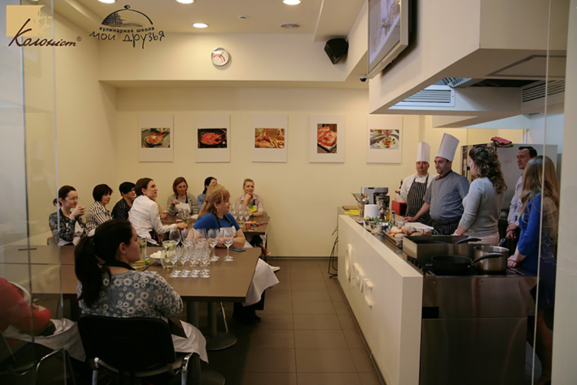 Урок «Sunday Roast» об английской традиции барбекю и о том, как правильно разделывать и жарить баранину. Кулинарная школа «Мои друзья» в Одессе.