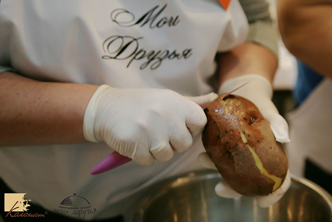 Peeling. Lesson “Sunday Roast”. Cooking class at “My Friends” cooking school in Odessa.