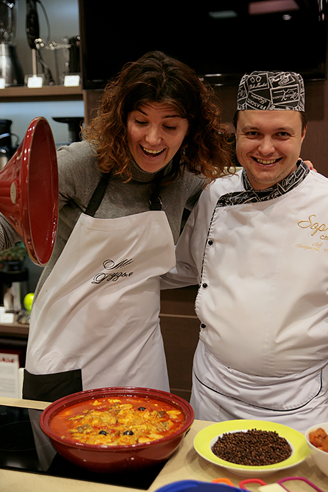 Maria Kalenska and chef. Tajine Emile Henry. “My Friends” cooking school. Cooking classes in Ukraine.