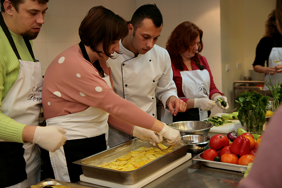 Кулинарный тимбилдинг для Marfin Bank в школе «Мои друзья». Курсы кулинарии в Одессе с шеф-поваром Александром Стефогло.