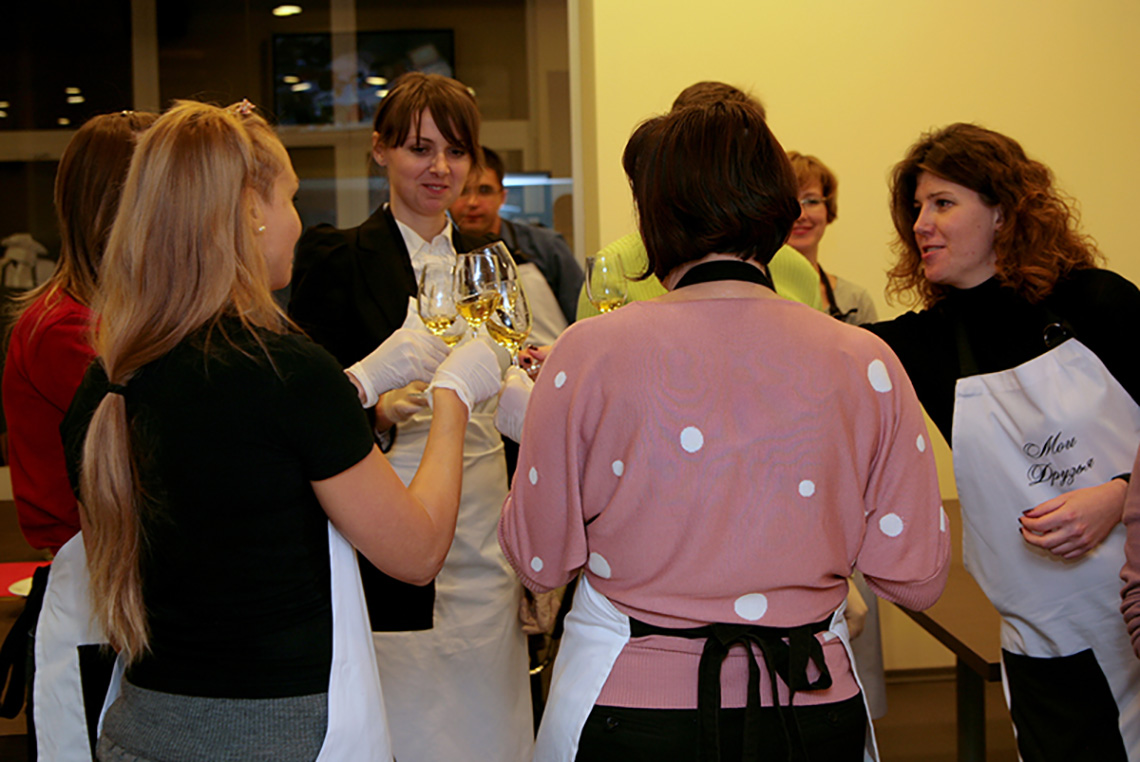 Участники пробуют блюда Кулинарный тимбилдинг для Marfin Bank.