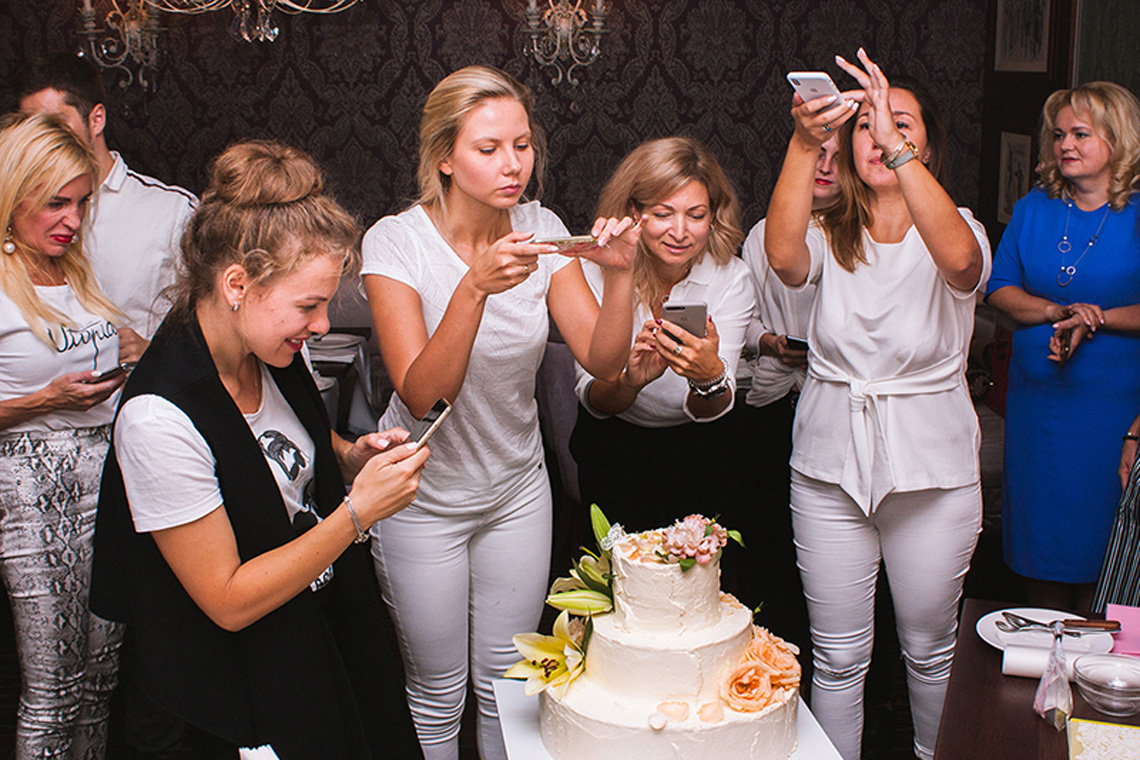 Участники фотографируют торт. Свадебный торт Гарри и Меган