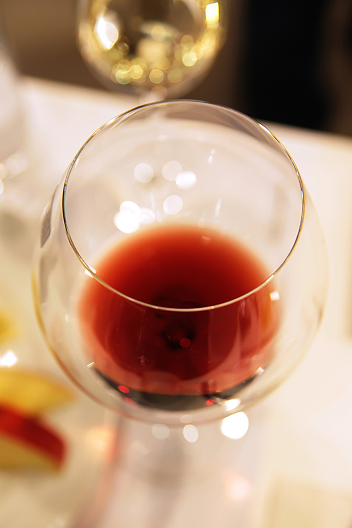 Красное вино в бокале. Дегустация «Вино и еда в Promenu»
