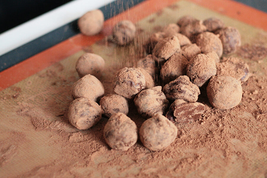 Chocolate truffles with Matusalem rum. Step by step cooking recipes of tasty dishes