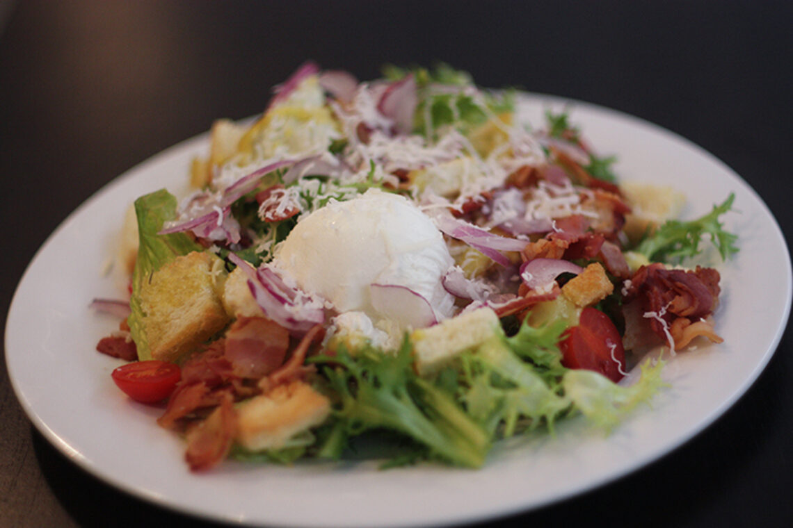 Poached egg and bacon salad. Best recipes with photos of tasty dishes.