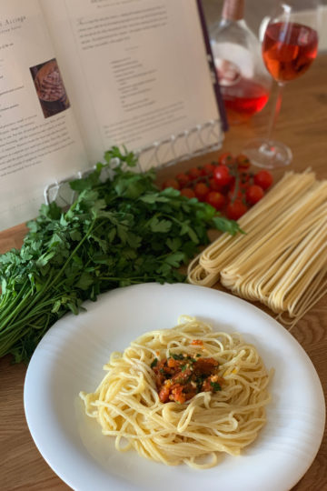 Spaghetti with anchovy butter sauce. Cooking tips from famous chefs.