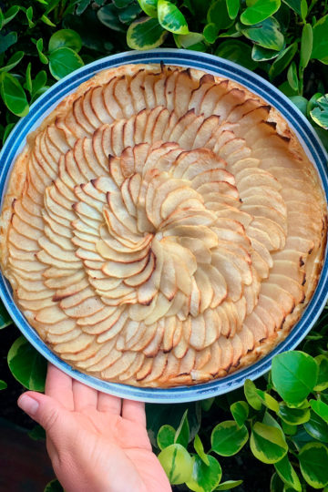 Apple tart with caramel touch. Cooking at home with step-by-step recipes.