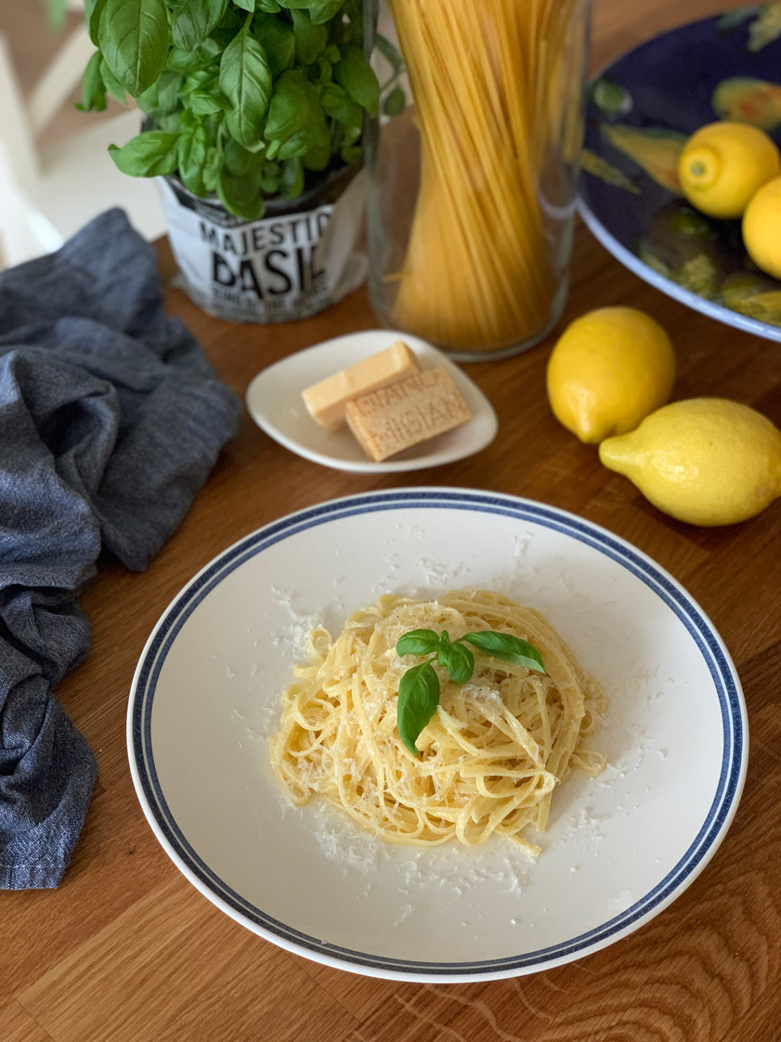Lemon spaghetti. Delicious recipes from famous chefs.