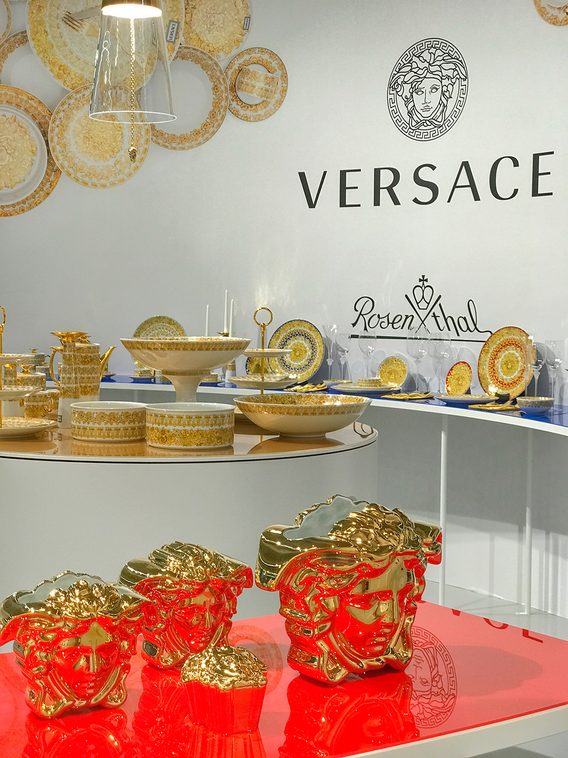 Изысканная посуда от Версаче на выставке Ambiente во Франкфурте