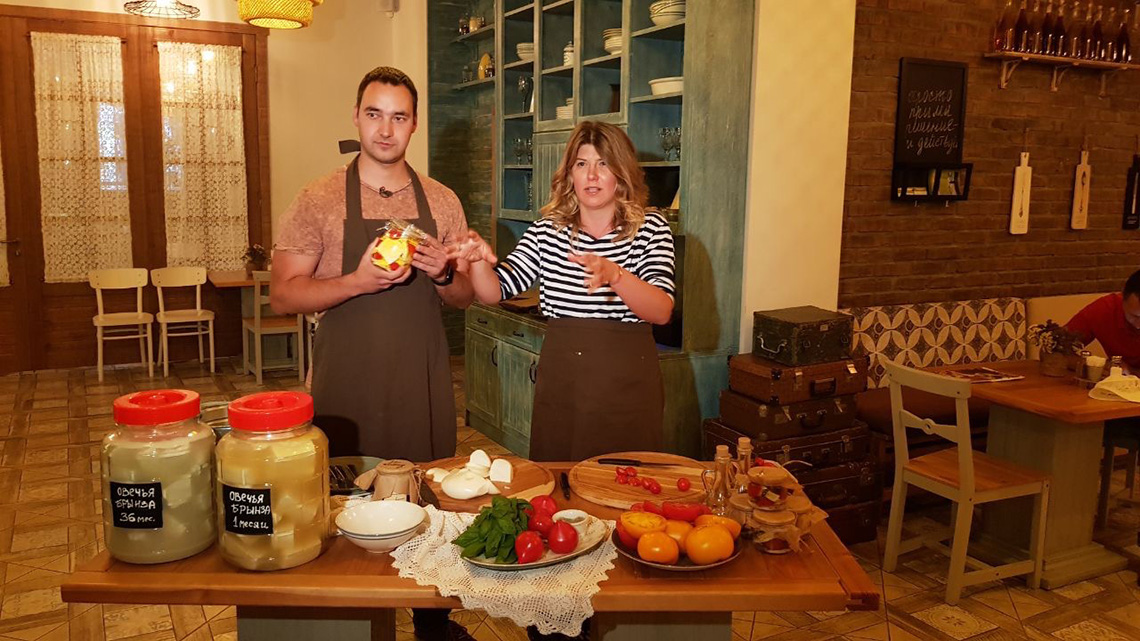 Food blogger Maria Kalenskaya on the set of the program ICTV Facts in Odessa