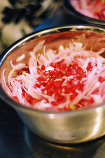 Onion and pomegranate salad. Recipes and tips for easy cooking.